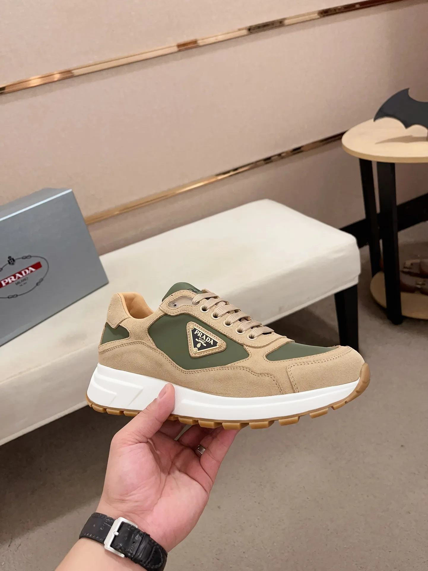 Men's Men's Shoes 💰 580💰 ✔️✔️✔️High-quality new PRADA (Prada) counters are launched simultaneously. The new men's shoes and 😘fabric are made of selected first-layer cowhide and technological glue-spraying technology. Lining: Full cowhide lining. 👍🏿High-end☄️Open-molded non-slip rubber outsole, exquisite lines, simple and elegant, comfortable and high-end for leisure travel. Code number: 38 to 44 (can be customized to 45, non-refundable!